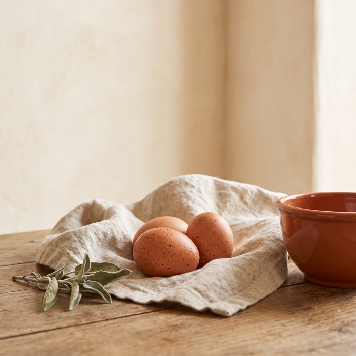 Uova fresche di gallina in un cestino di paglia